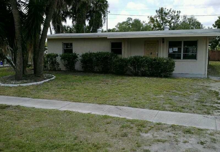 888 Poinsettia Dr, North Fort Myers, FL 33903