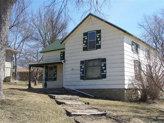 104 E 2nd St, Lake Park, IA 51347