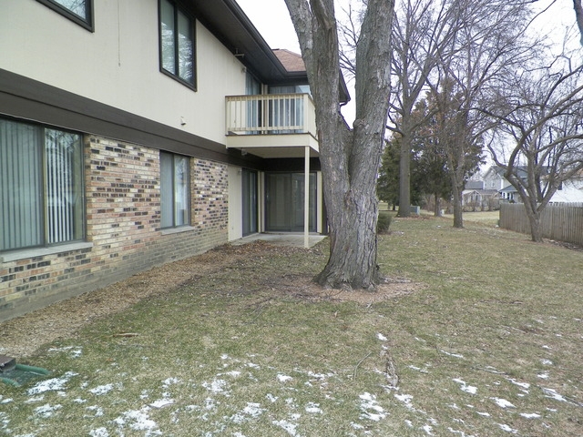 521 Cumberland Trl Apt B, Roselle, IL 60172