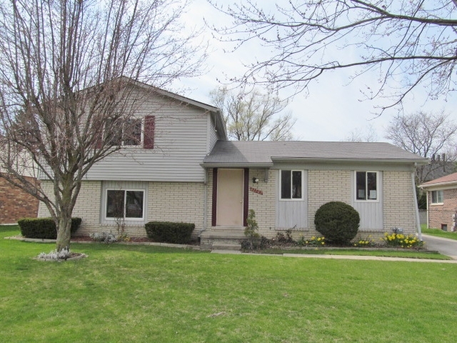 42705 Walker St, Clinton Township, MI 48038