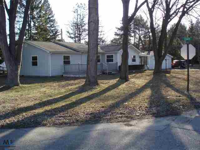 738 Green St, Algonac, MI 48001