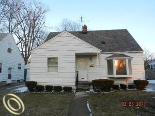 23230 Roanoke Ave, Oak Park, MI 48237