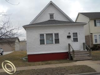 939 1st St, Wyandotte, MI 48192