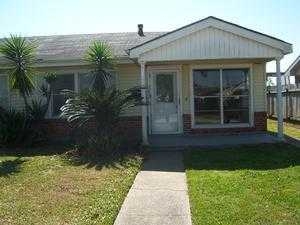 3232 Hero Dr, Gretna, LA 70053