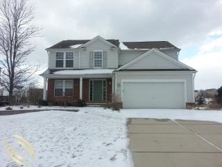 495 Deer Path Trl, Waterford, MI 48327