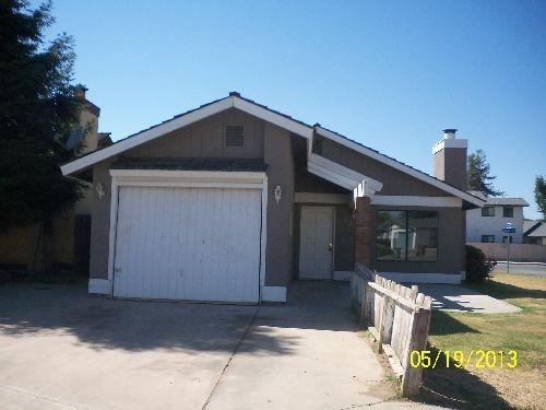 1200 E Tustin Cir, Tulare, CA 93274