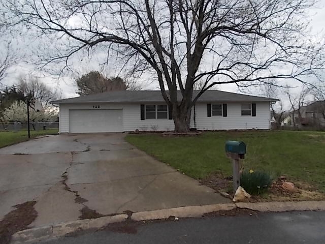 123 Santa Fe Dr, Baldwin City, KS 66006