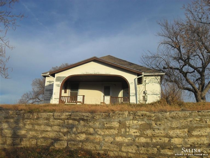 702 N E St, Herington, KS 67449