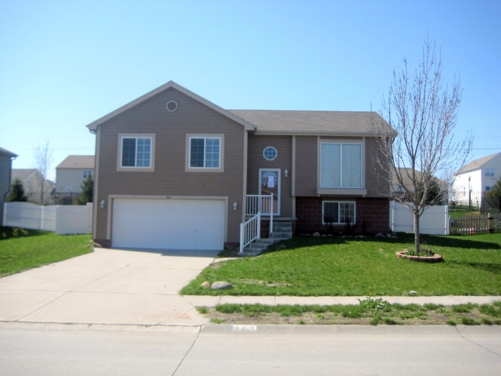 909 Edgewater Drive, Papillion, NE 68046