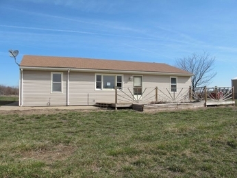 18054 Hollingsworth Rd, Tonganoxie, KS 66086