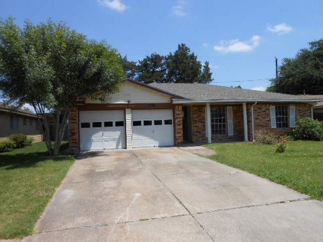 1130 Twin Falls Rd, Houston, TX 77088