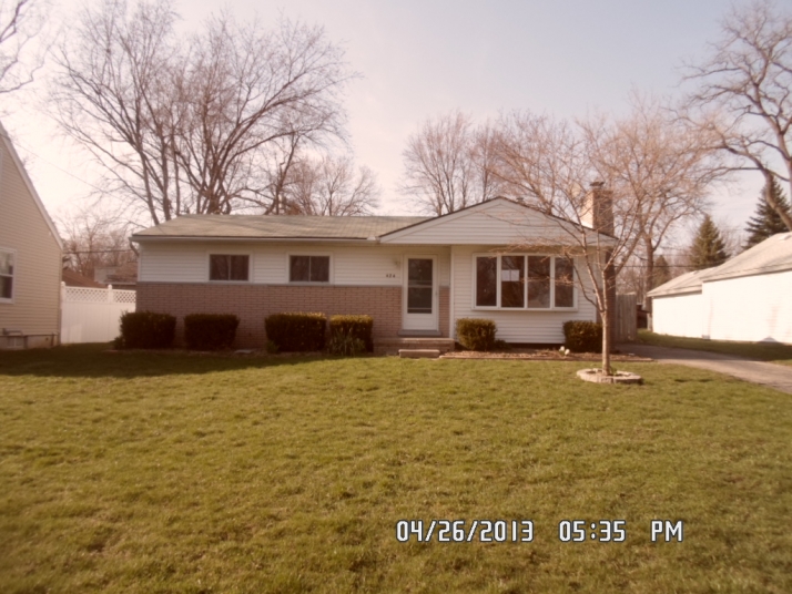 424 Lakeside Dr, Waterford, MI 48328