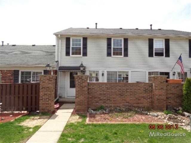 39493 Heatherheath Dr, Clinton Township, MI 48038