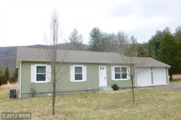 10 Cedar Point Ln, Great Cacapon, WV 25422