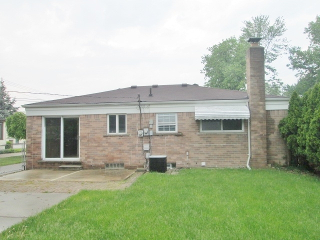 21530 Violet St, Saint Clair Shores, MI 48082