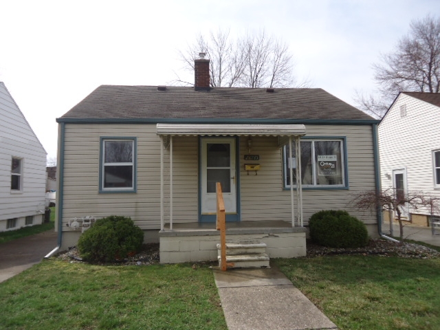 28735 Barton St, Garden City, MI 48135