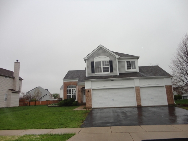 1095 Adrienne Dr, South Elgin, IL 60177