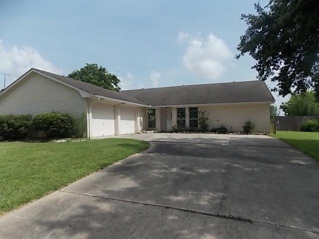 800 Birdsong Dr, Baytown, TX 77521