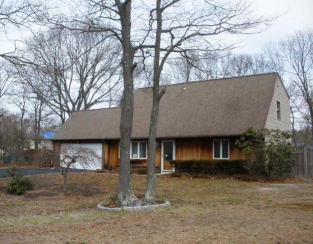 12 Yellowstone Court, Coram, NY 11727