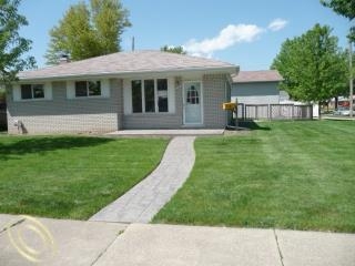 15287 Elderwood St, Roseville, MI 48066