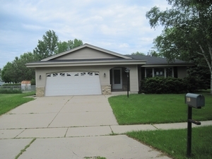 1110 W Willow Dr, Oak Creek, WI 53154