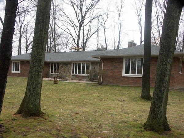 1305 Ford Rd, White Lake, MI 48383