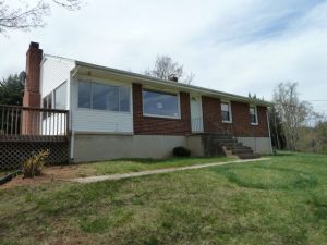 5413 S Roselawn Rd, Roanoke, VA 24018
