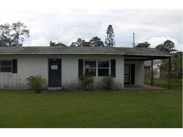 7701 James Rd, Fort Pierce, FL 34951