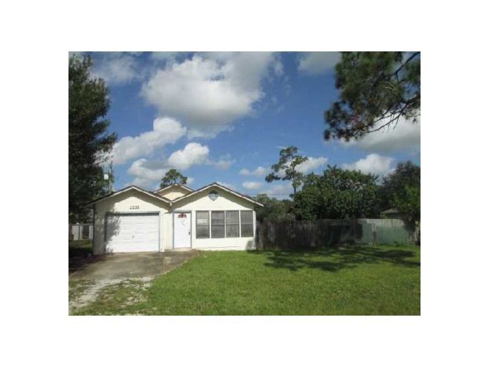 2225 86th Dr, Vero Beach, FL 32966