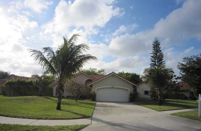 5240 Helene Cir, Boynton Beach, FL 33472