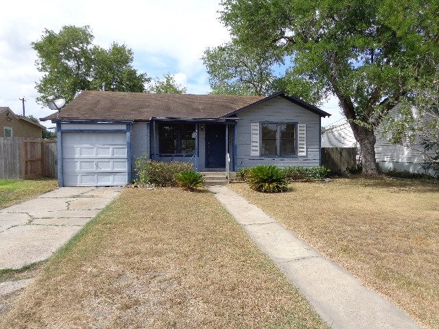 411 E Joyce St, Bishop, TX 78343