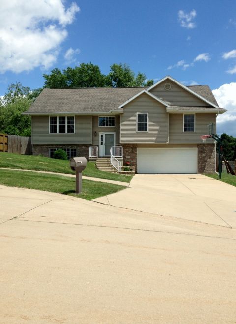 135 Jacob Ct NW, Cedar Rapids, IA 52405