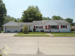 26220 Nagel St, Roseville, MI 48066