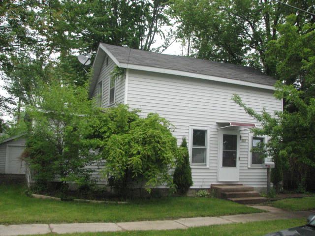 809 Shiocton St, New London, WI 54961