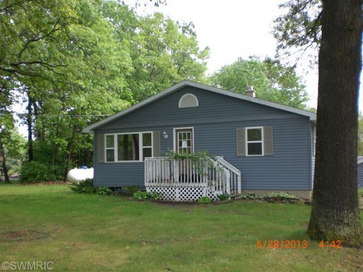 8807 Snows Lake Rd, Greenville, MI 48838