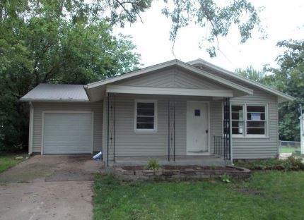 1944 SW Quivira Dr, Topeka, KS 66604