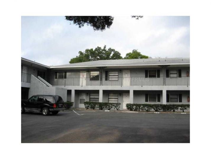 101 Lake Ave Ne Apt 221, Largo, FL 33771