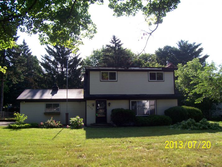 2750 Lansdowne Rd, Waterford, MI 48329