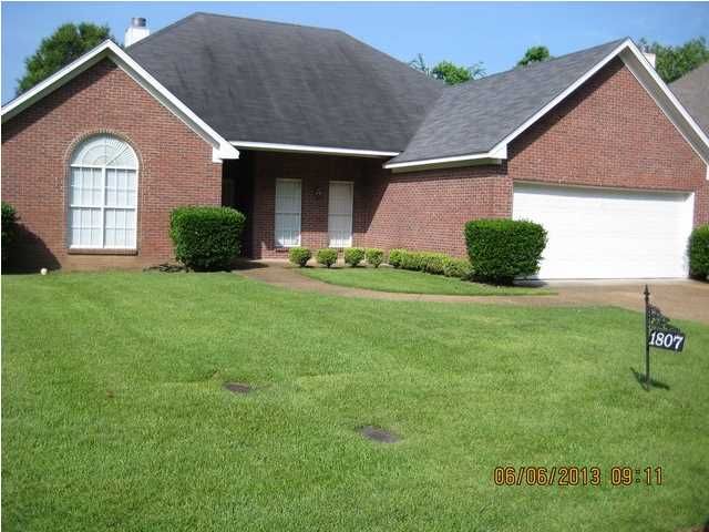 1807 Lake Trace Dr, Jackson, MS 39211