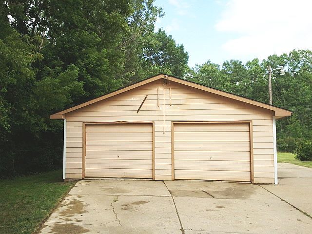 3227 Christner St, Burton, MI 48529