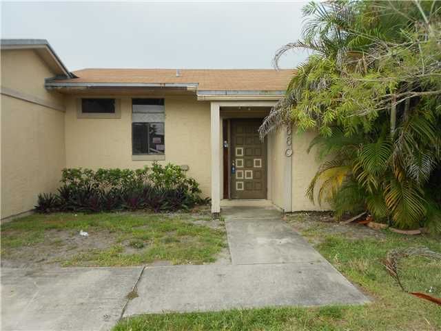 9660 W Elm Ln, Hollywood, FL 33025