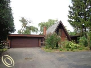 2751 Silverside Rd, Waterford, MI 48328