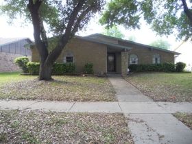 2817 Branch Oaks Dr, Garland, TX 75043