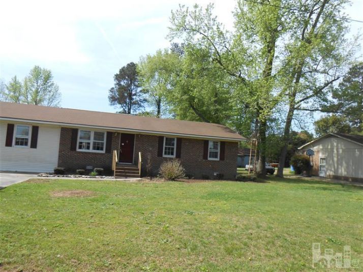 119 Colonial Dr, Clinton, NC 28328