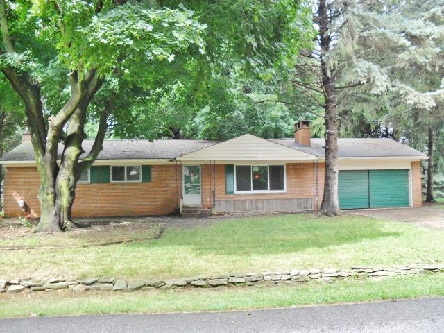 1809 Hollingsworth Dr, Walled Lake, MI 48390
