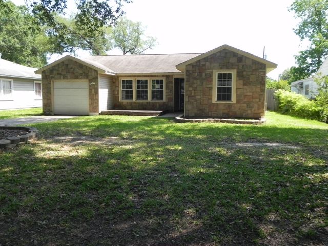 4432 Clermont Ave, Groves, TX 77619