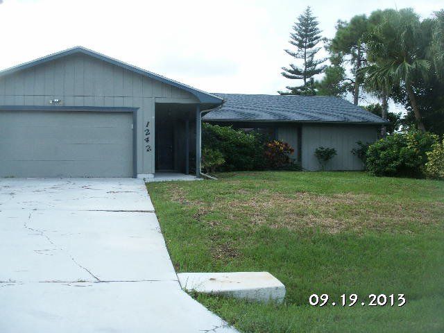 1242 SE Mendavia Av, Port Saint Lucie, FL 34952