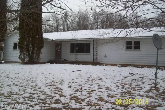 311 Leach Lake Rd, Hastings, MI 49058