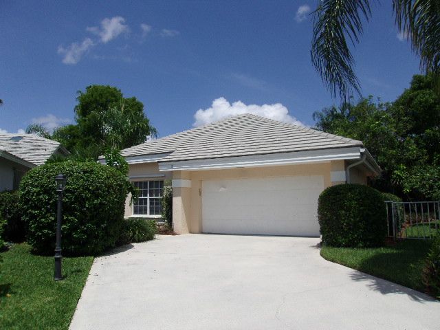 72 Fountain Cir, Naples, FL 34119