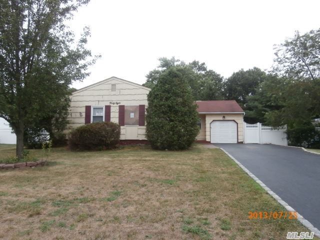 48 Debbie Lee Ln, Bohemia, NY 11716